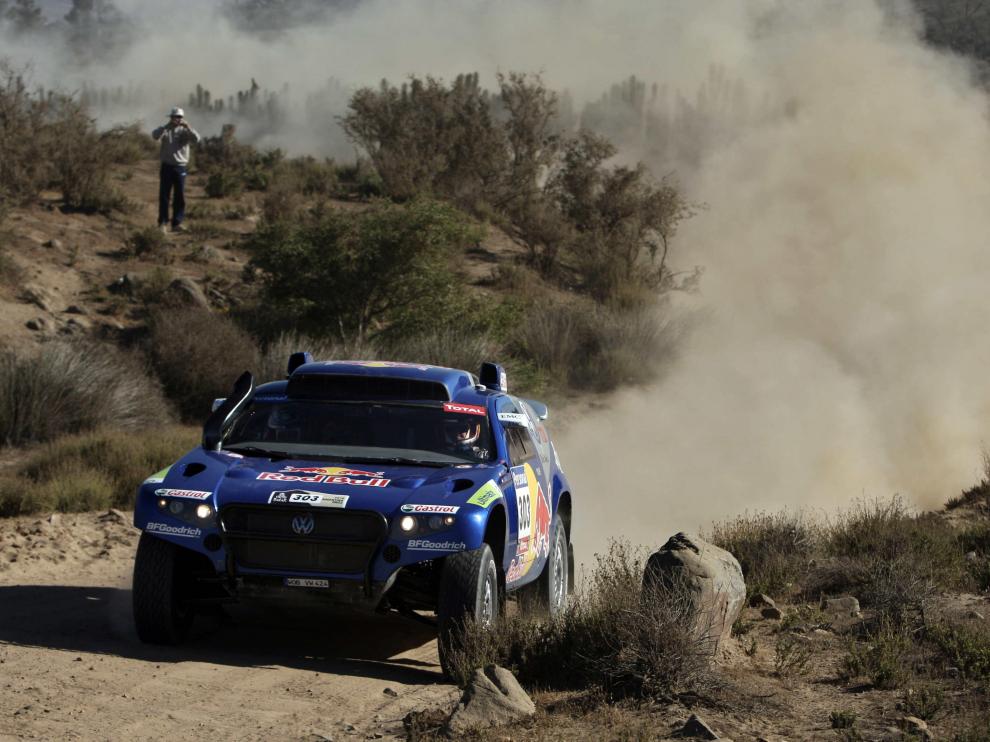 Carlos Sáinz conduce su Volkswagen durante la décima etapa del Rally Dakar.