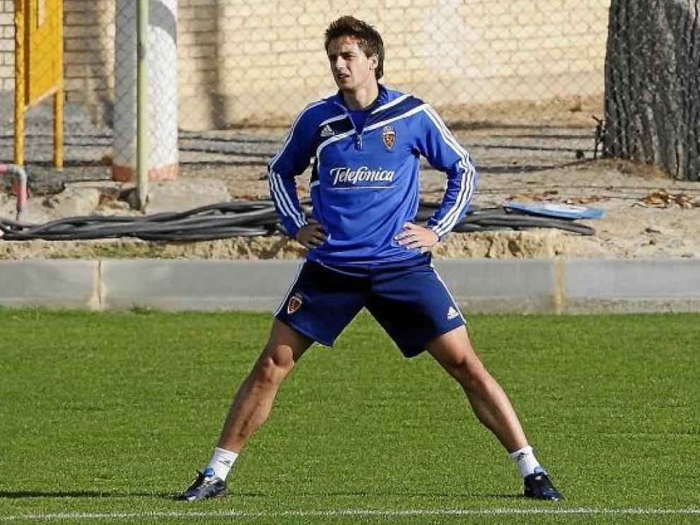 Raúl Goni, observa desde la banda uno de los ejercicios del entrenamiento del equipo.