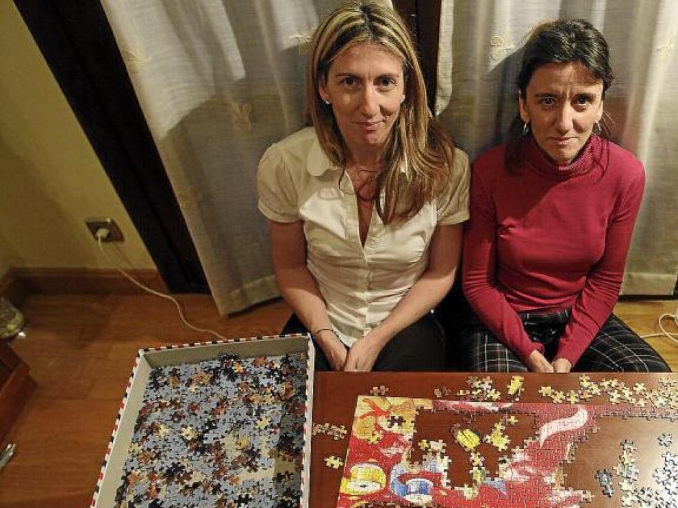 Las hermanas Marta y Lola Bertol, ante el último puzle que están tratando de acabar.