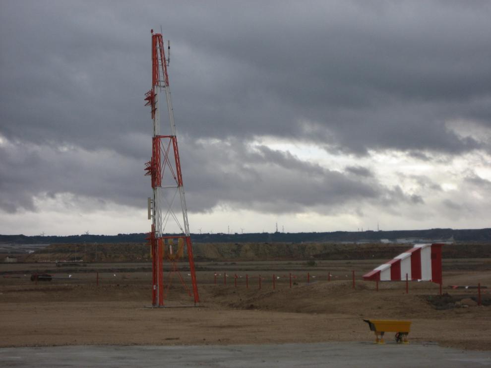 Una de las antenas del aeropuerto que forman del sistema ILS.
