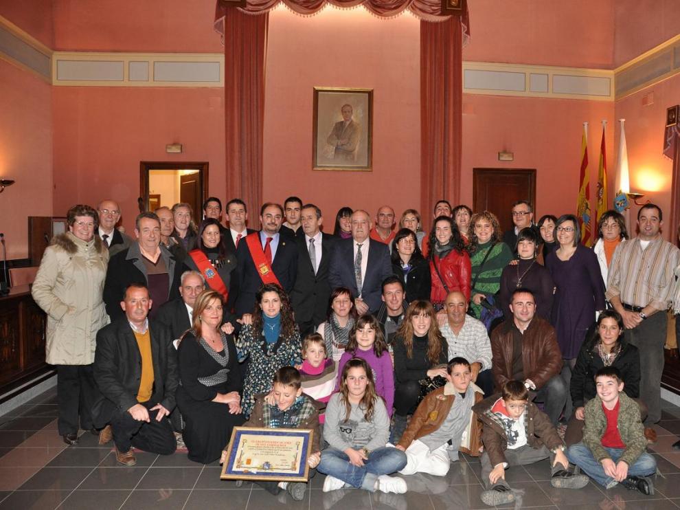 Javier Lambán, con el grupo de jota Cinco Villas de Bardenas.