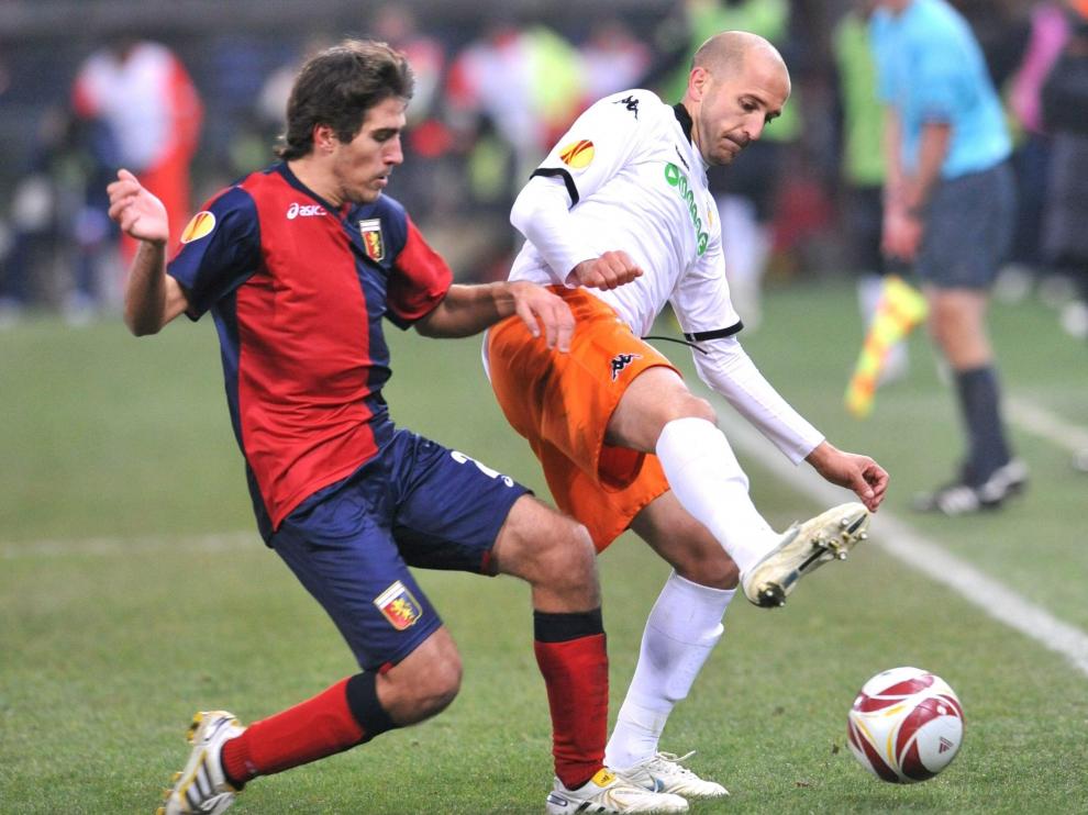 Zapater pugna con Bruno en el reciente Genoa-Valencia de la Europa League.