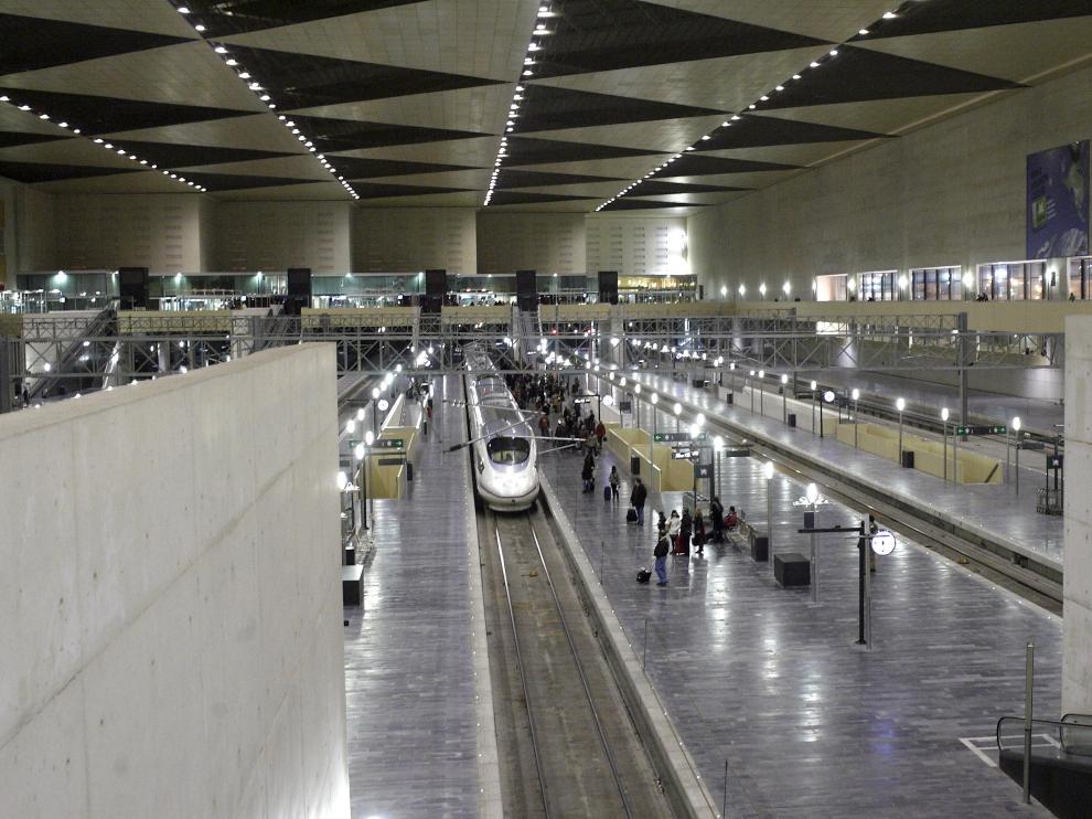 Las dimensiones de la estación de Zaragoza, en la foto, dificultan los transbordos.