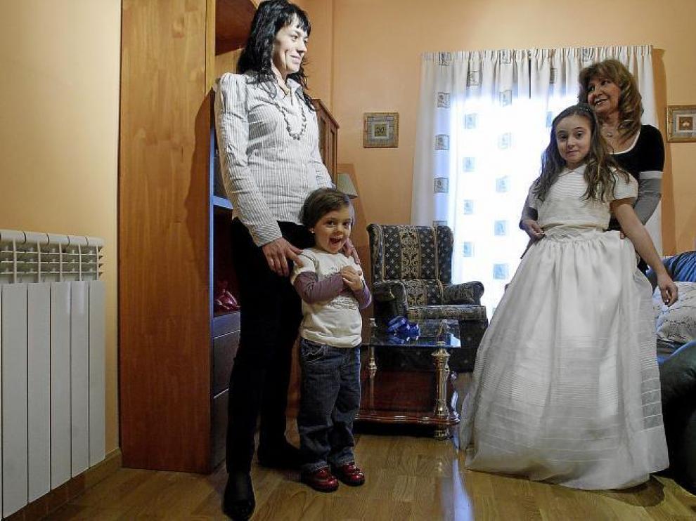 Loli Sariñena le prueba un vestido de muestra a Ainhoa, con su hermana, Idaira, y su madre, Marisa Ordoyo, en el domicilio familiar.