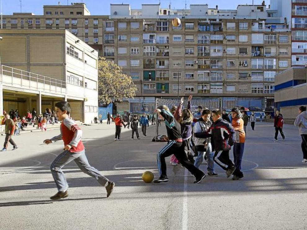 Un grupo de alumnos de un colegio de Delicias jugaban ayer a fútbol durante la hora del recreo.