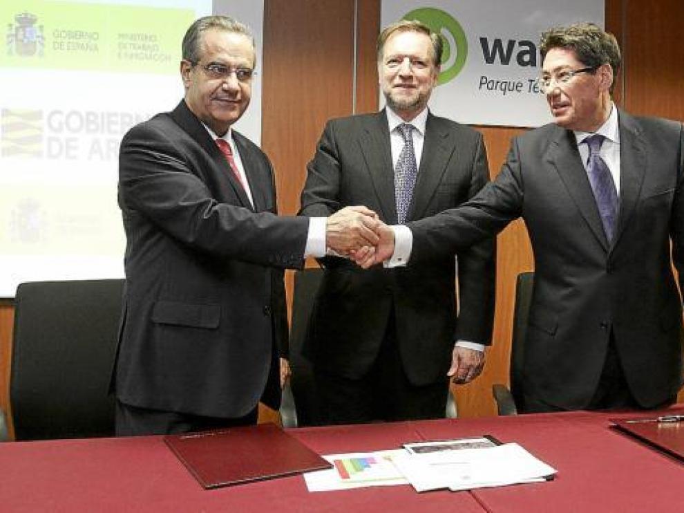 Corbacho, Iglesias y Aliaga, en la firma del convenio en el Parque Tecnológico de Huesca.