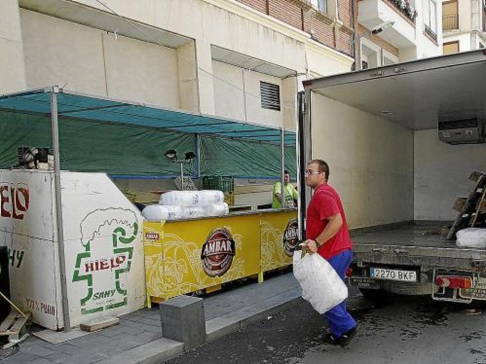 Montaje de una barra de bar para las fiestas de la Vaquilla de 2009.