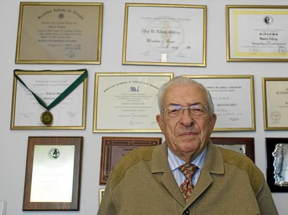 Alberto Oehling, en su hogar zaragozano, donde tiene colgadas decenas de placas y diplomas, testigos de una larga vida profesional.