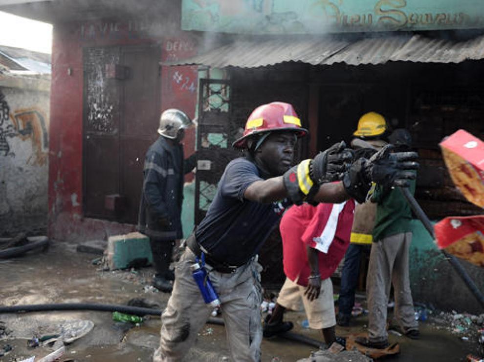 Un bombero realiza labores de ayuda