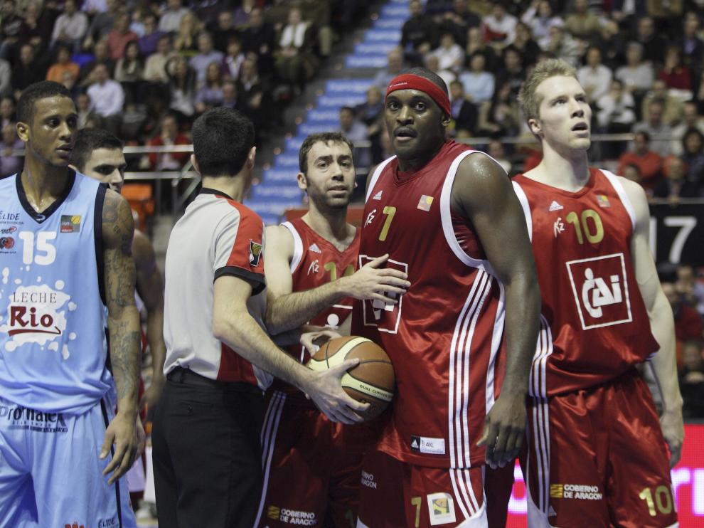 Rivero apacigua a Darren Phillip.