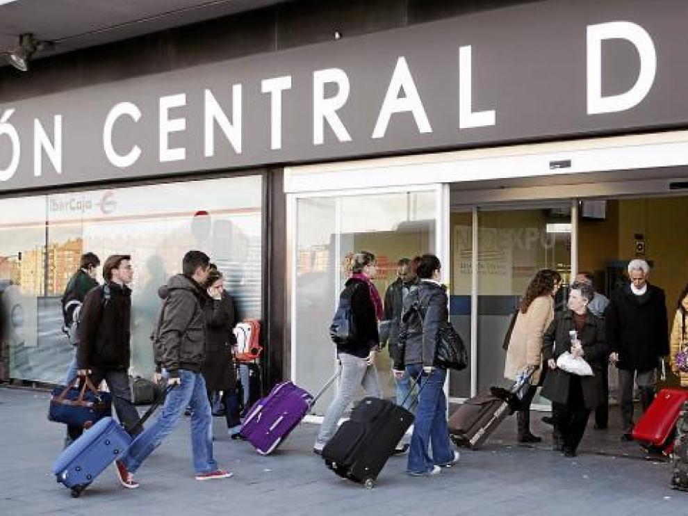 Un grupo de viajeros accede a la estación de autobuses de Zaragoza.