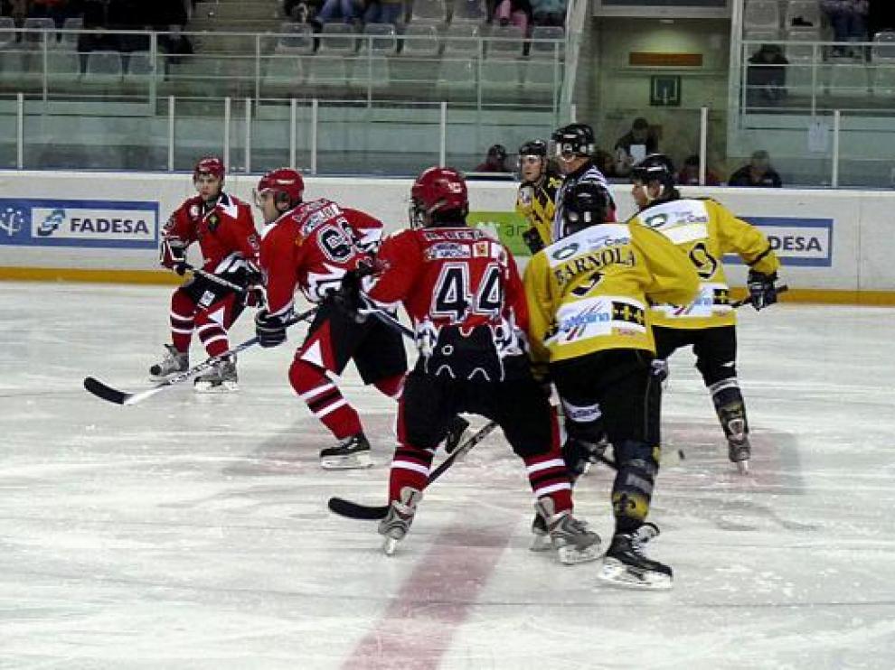 Jaca es la única ciudad aragonesa con equipo de hockey hielo.