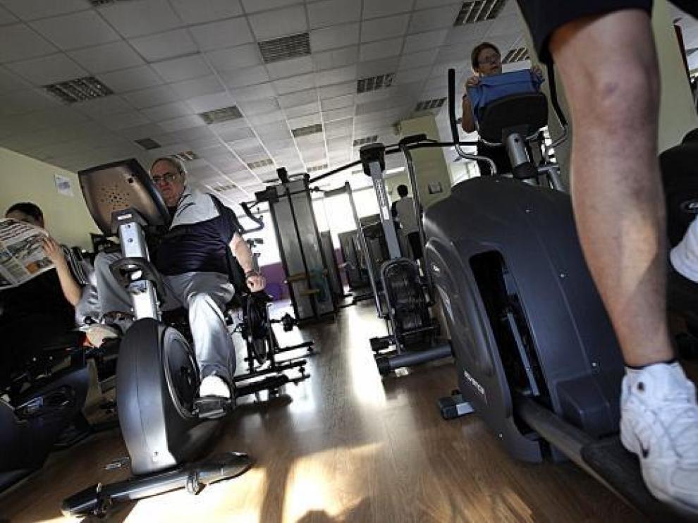 Varias personas hacen deporte en el gimnasio Club Millennium.