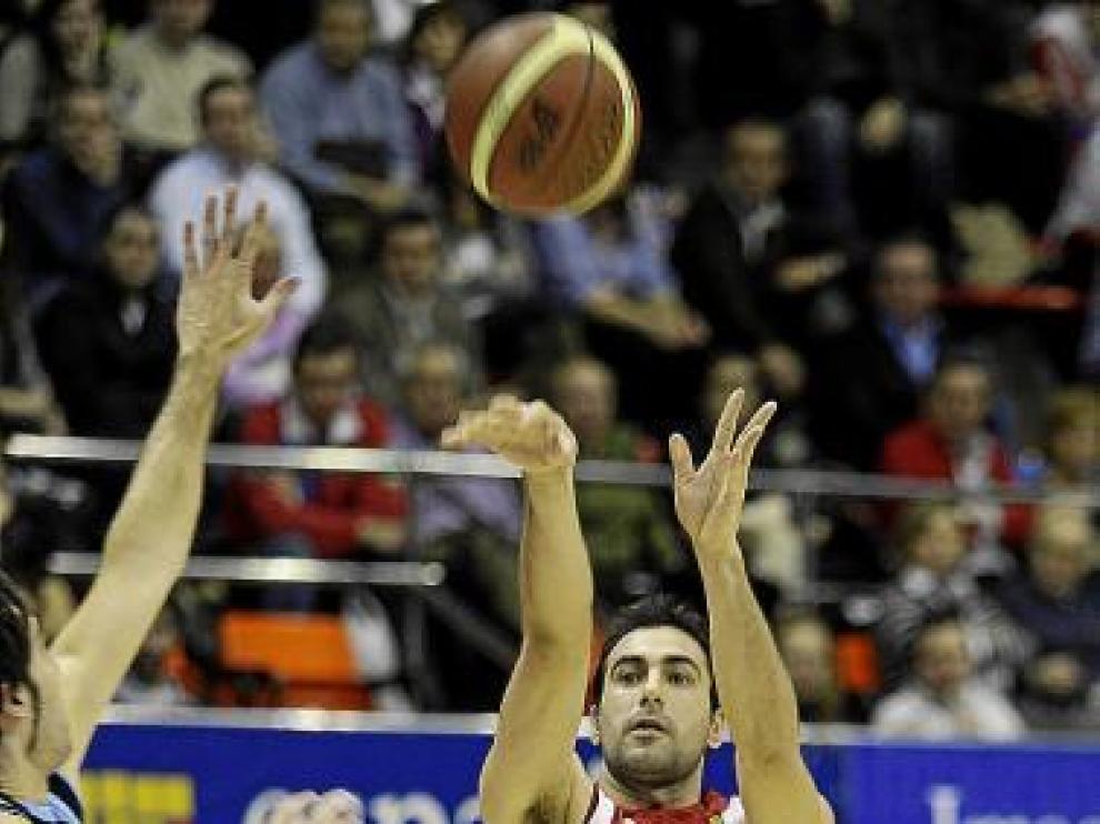 Paolo Quinteros lanza un triple durante el partido del viernes.