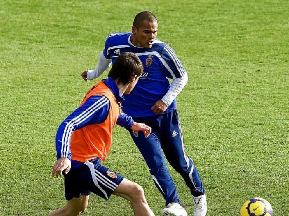 Humberto Suazo se entrena con el Zaragoza.