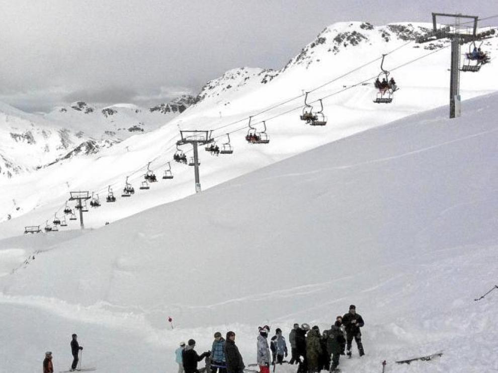 Esquiadores en la pista de Astún tras el alud que provocó una persona que descendió fuera de las zonas balizadas