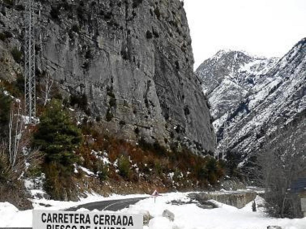 Un montón de nieve y una valla impiden el acceso al balneario.