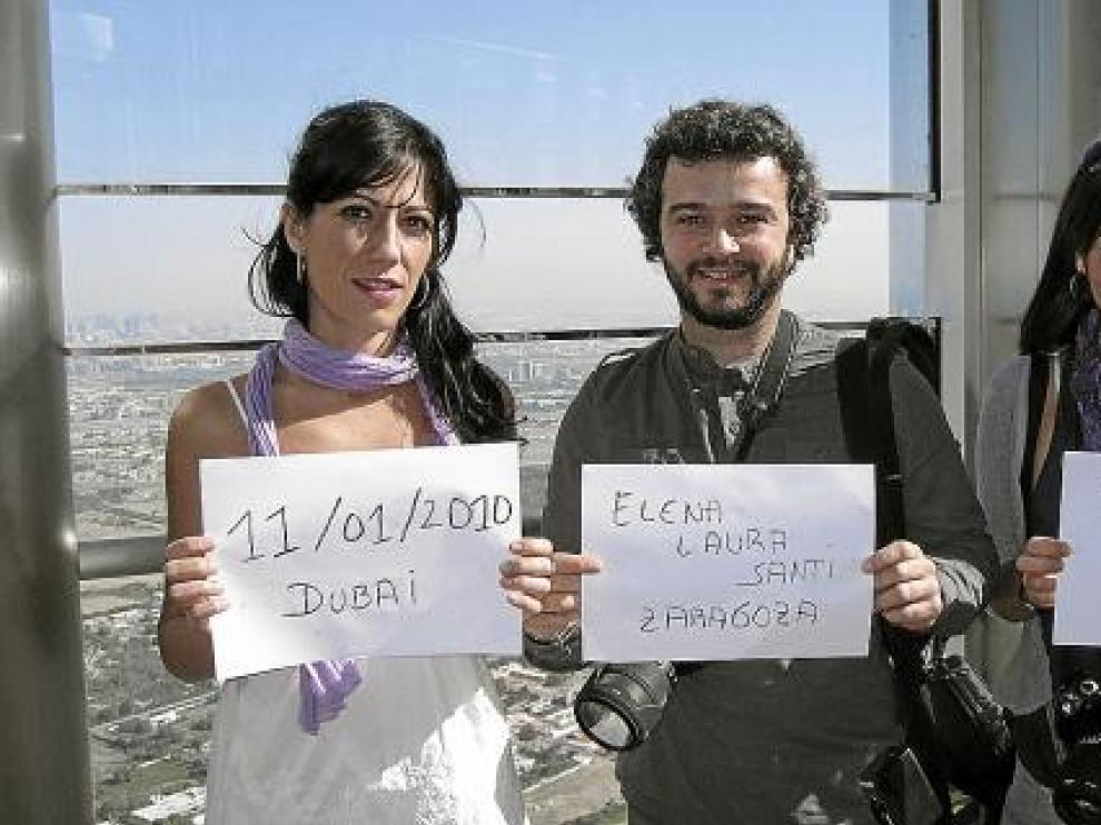 Los tres jóvenes se hicieron esta divertida foto en el mirador de la torre de Dubái