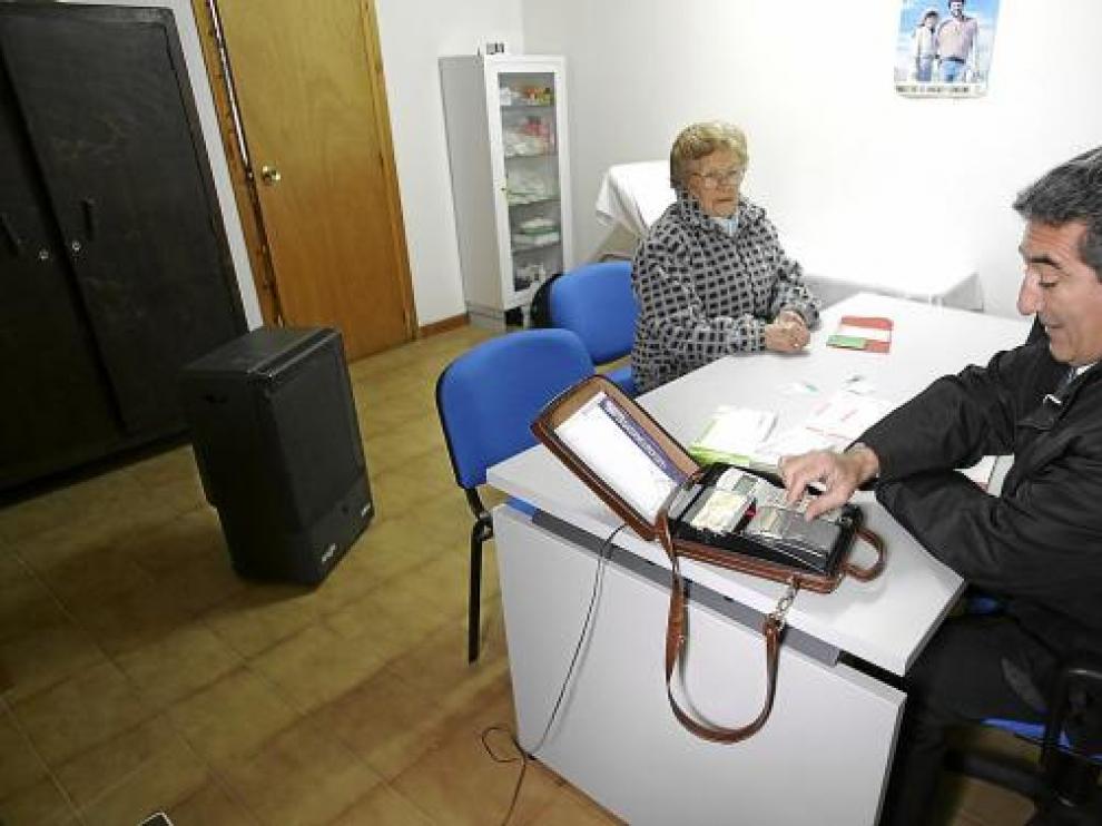 El médico pasa la consulta con abrigo y emite las recetas sin ordenador, porque no va internet