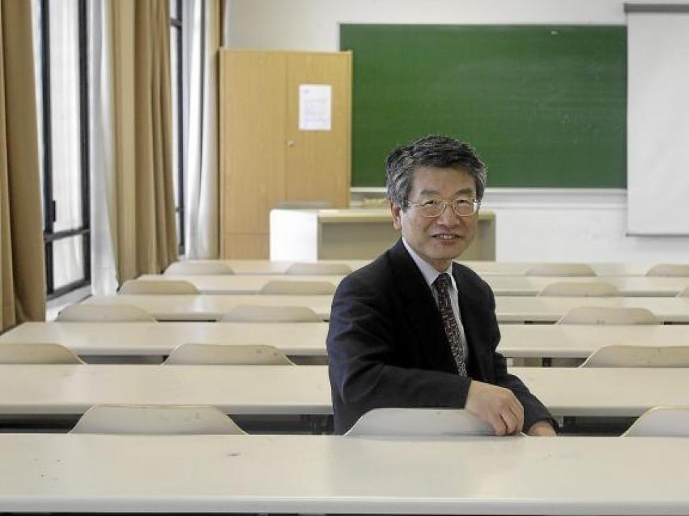 Masuo Koyasu posa en una de las clases de la Facultad de Educación de Zaragoza, donde hoy y mañana impartirá unas conferencias