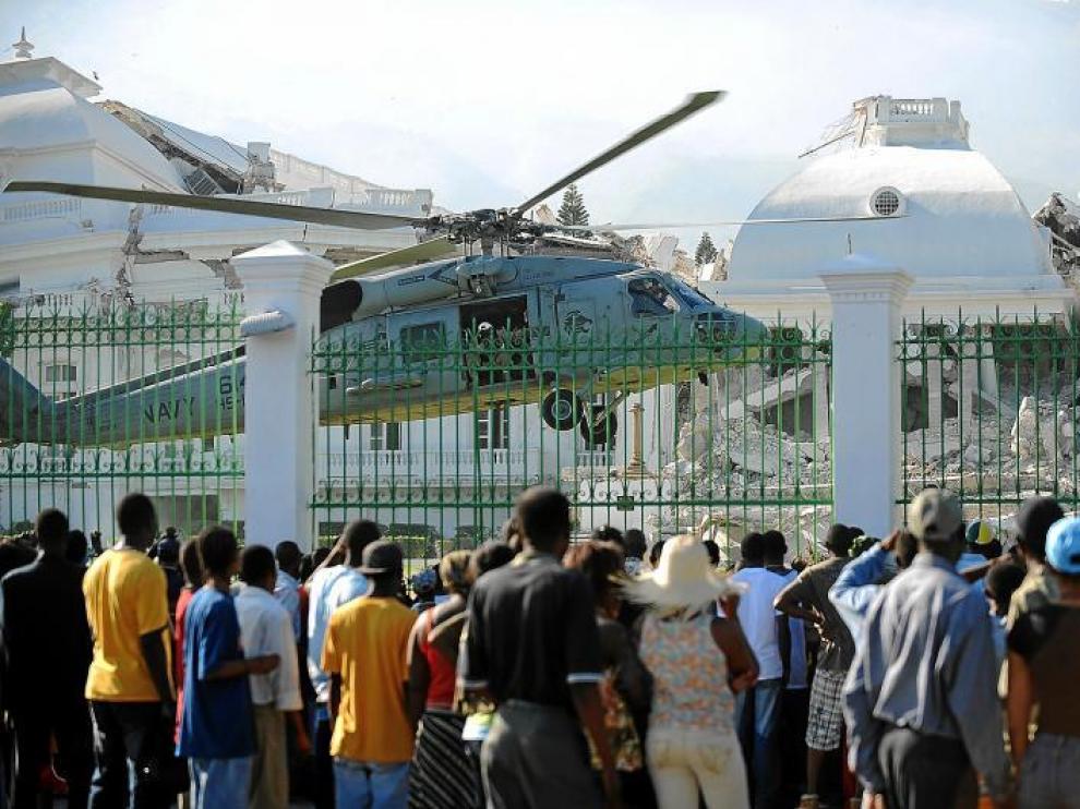 Un helicóptero estadounidense aterriza ante el Palacio Presidencial derrumbado por el seísmo en Puerto Príncipe