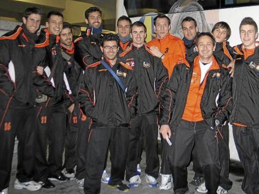 La plantilla de CAI Teruel, a su llegada ayer al aeropuerto de Varsovia