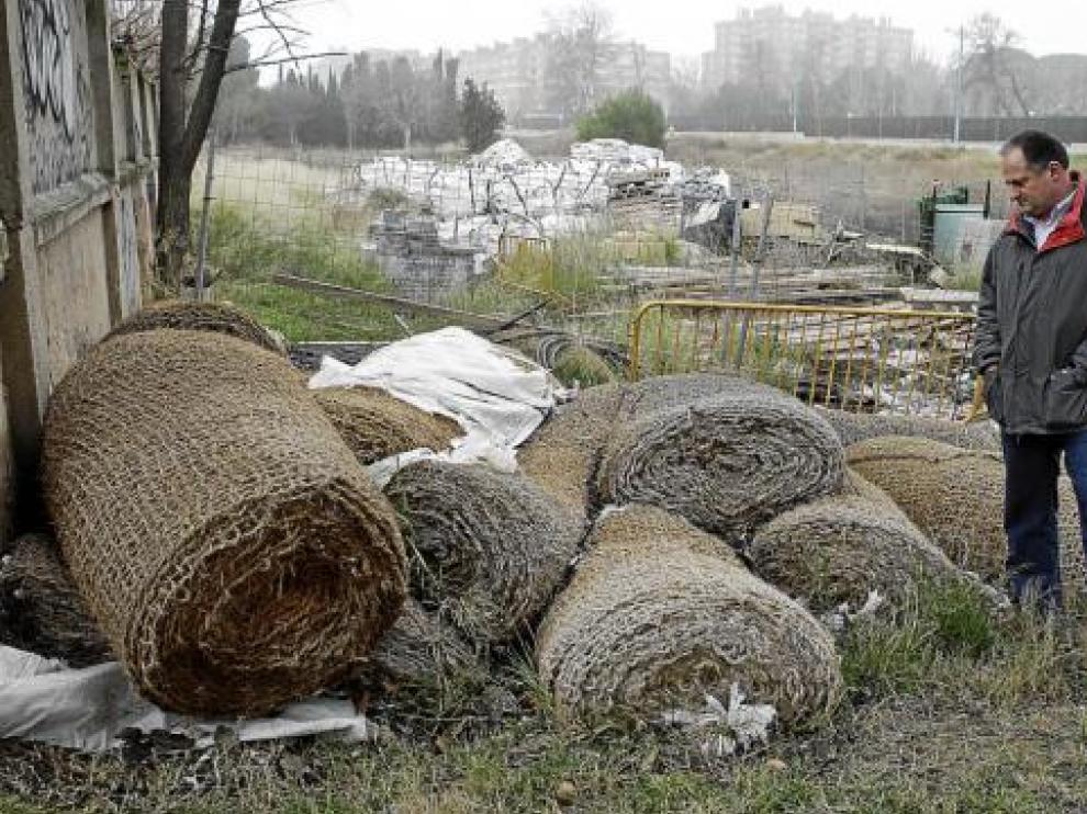 José Miguel Viu observa el material depositado junto al río Ebro, en el barrio de la Almozara