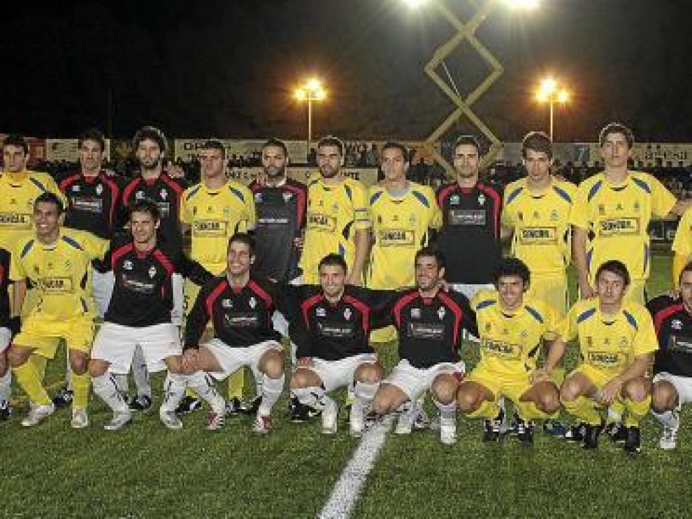 Los equipos posaron antes del inicio del encuentro