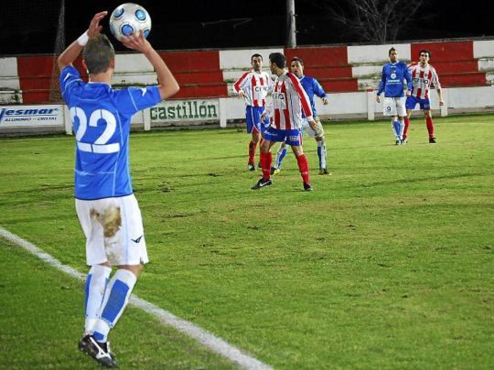 Un momento del partido vivido ayer en el estadio Isidro Calderón.