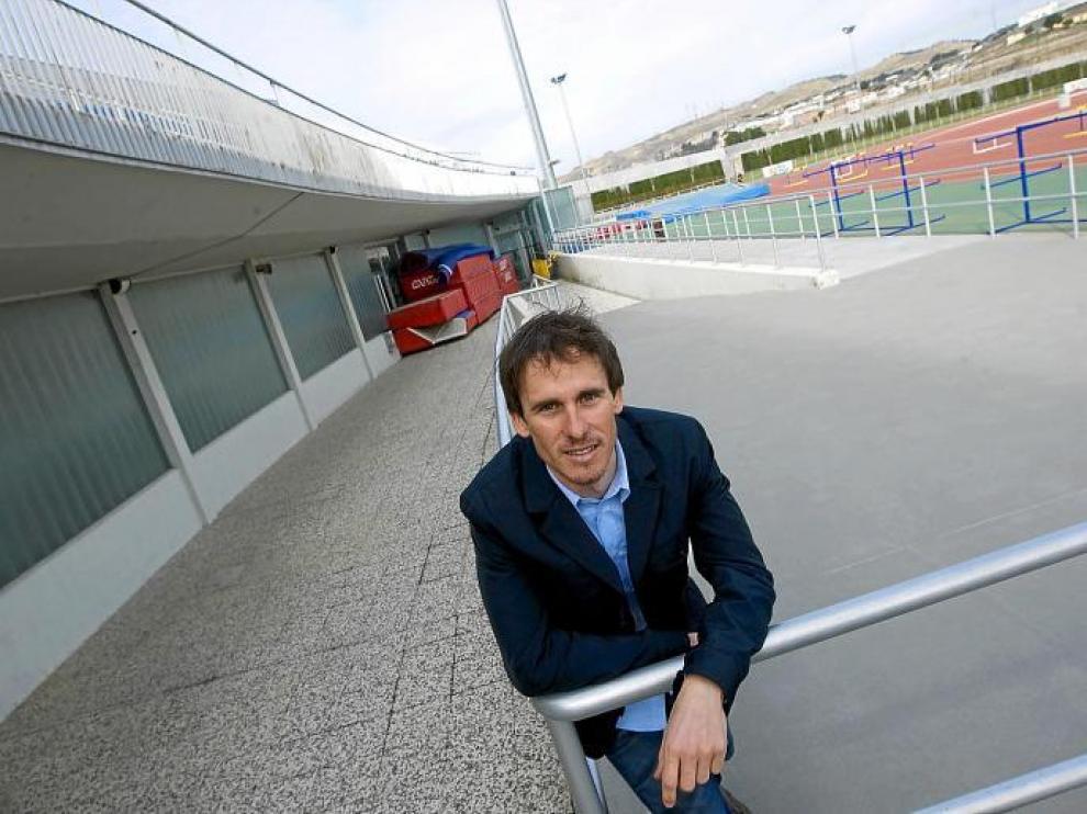 El aragonés David Cañada posa en el Centro Aragonés del Deporte, tras anunciar ayer su retirada del ciclismo