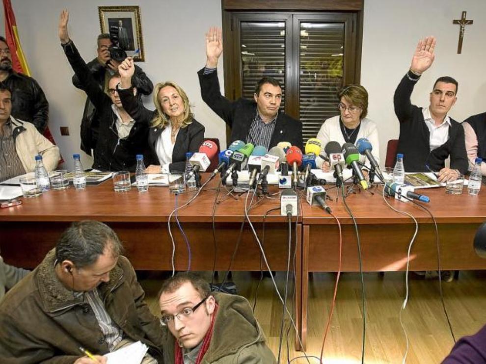 El alcalde de Yebra, en el centro, y los otros tres ediles del PP votan a favor de solicitar el ATC, en el pleno del pasado jueves