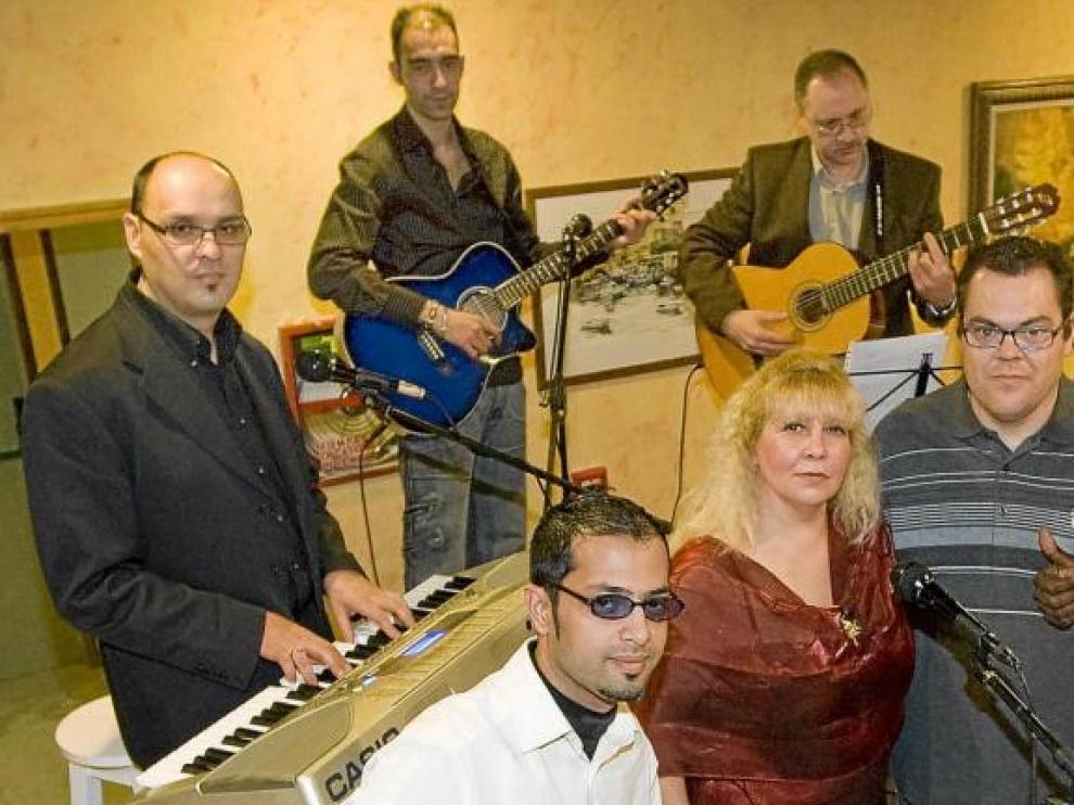 Todos los que estaban ayer, en el Hotel Boston de Zaragoza, pero no todos los que son. Los que son el grupo 'Locos por salir'