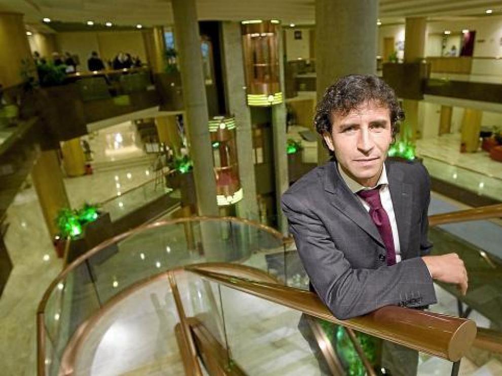 Luis Milla asciende las escaleras del Hotel Boston
