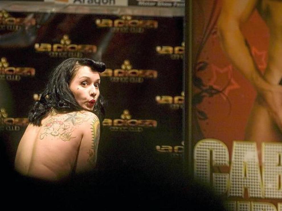 La 'pin-up' Tamara López, más conocida como Miss Swettyta, durante su espectáculo de 'cabaret burlesque'.