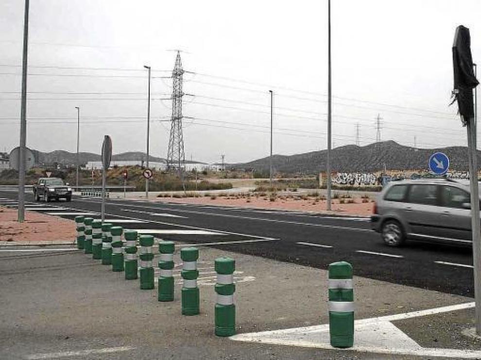 Incompleta. Desde hace años, sendas filas de pivotes verdes cierran el paso por la rotonda para evitar riesgo de accidentes. Sin embargo, muchos vehículos agrícolas circulan por el camino de tierra que se ve al fondo.