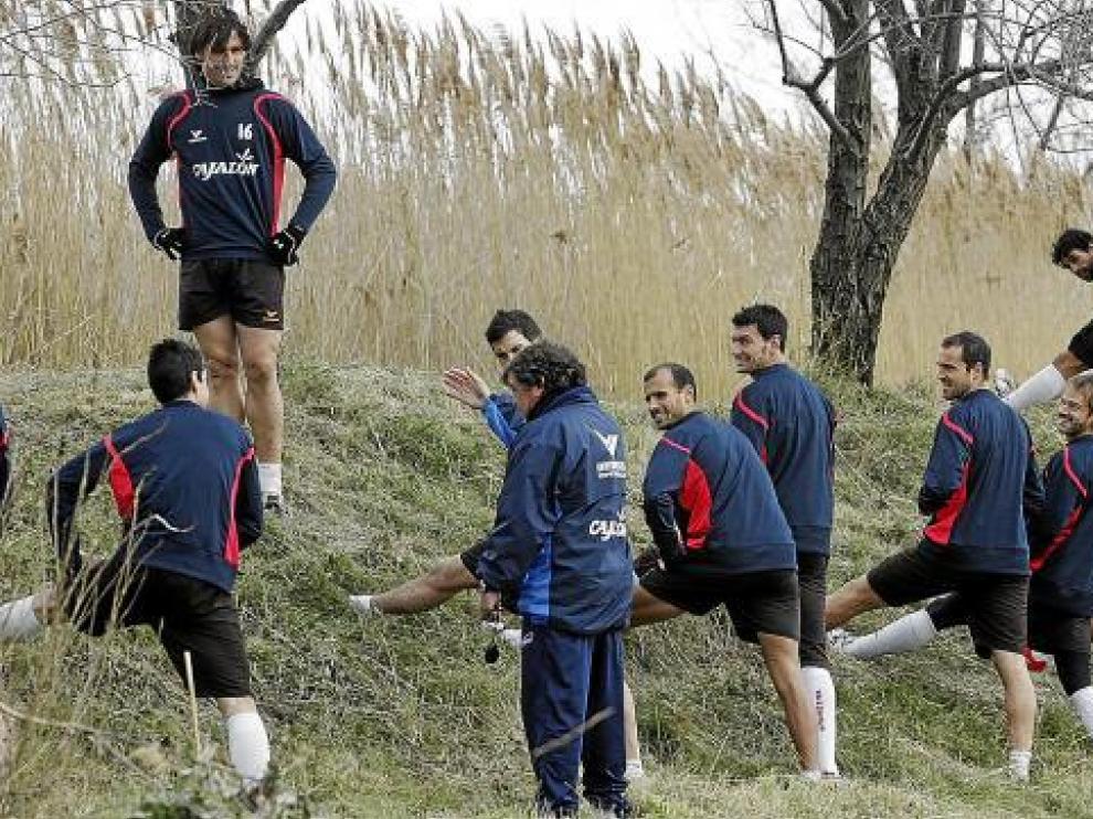 Los jugadores del Huesca estiran ayer bajo las órdenes de Javier Paredes.