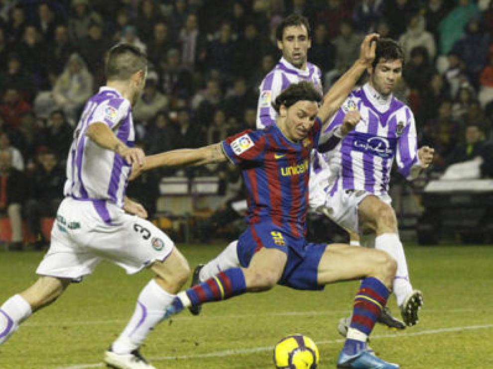 Ibrahimovic entre varios jugadores del Valladolid