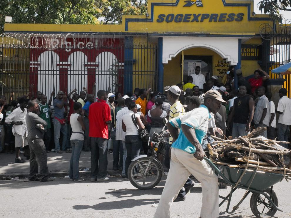 Los haitianos hacen fila ante las puertas de los bancos, que vuelven a abrir sus puertas.
