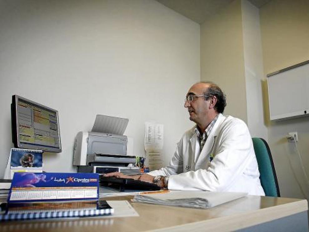 José Luis Grima en su consulta del centro de salud de Miralbueno.