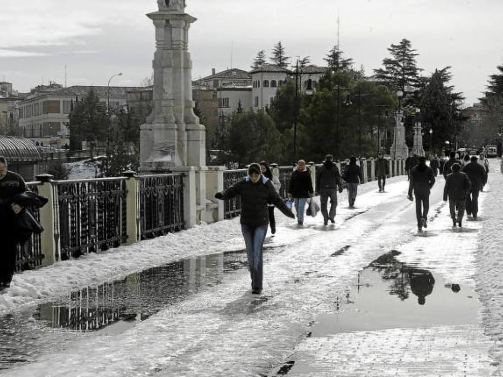 La nieve y el hielo convirtieron las aceras y el viaducto -en la foto- en pistas de patinaje