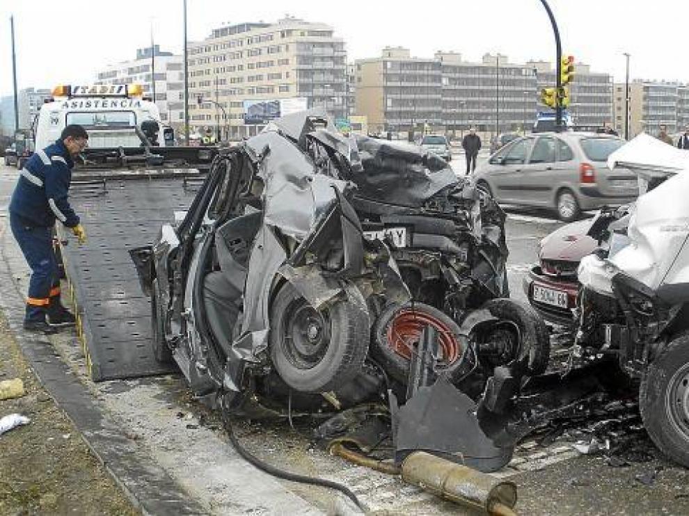 El coche en el que circulaba el fallecido, en la imagen, quedó completamente destrozado por el impacto
