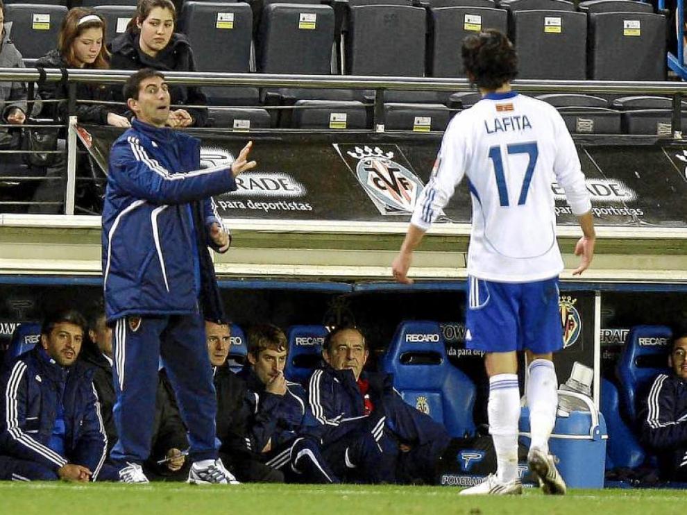 José Aurelio Gay da instrucciones a Lafita, en el encuentro de ayer en El Madrigal