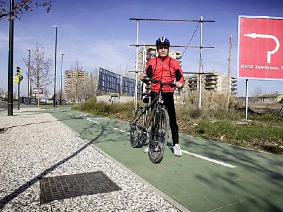 "Tropecé con la bici en una arqueta y el Ayuntamiento no asume su culpa"