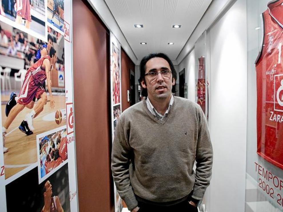 Willy Villar, director deportivo del CAI, en las oficinas del club zaragozano.