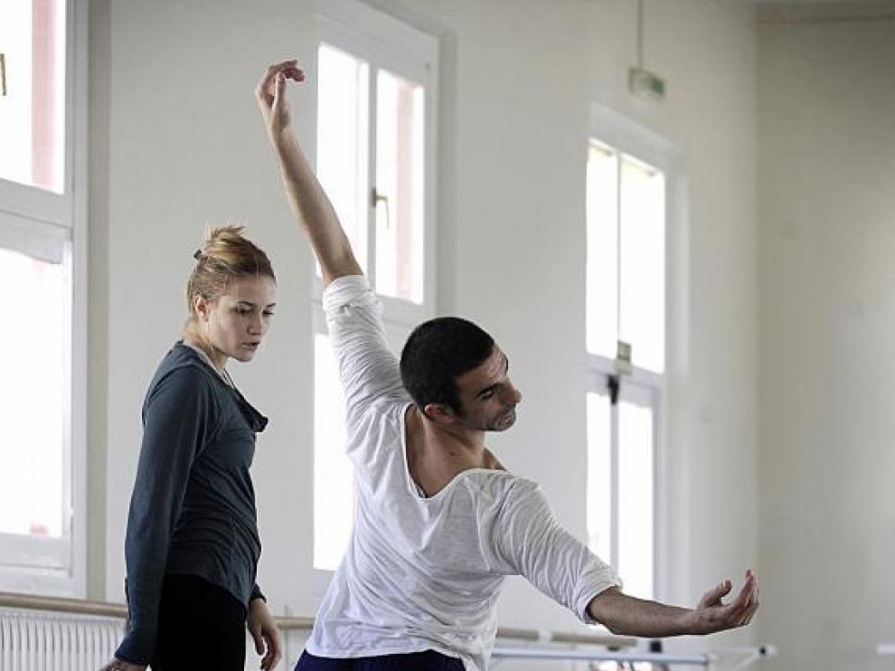 Víctor Jiménez y Elena Tomás, en un ensayo de 'Como el viento', de Henrique Rodovalho.