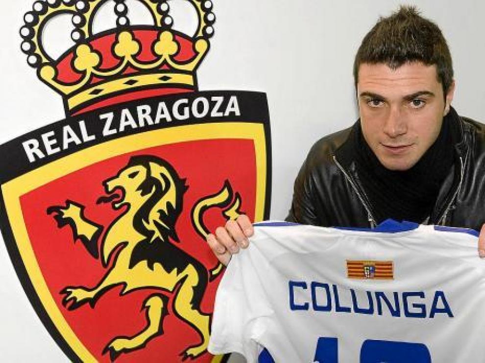 Adrián Colunga, con su nueva camiseta zaragocista, ayer en su presentación