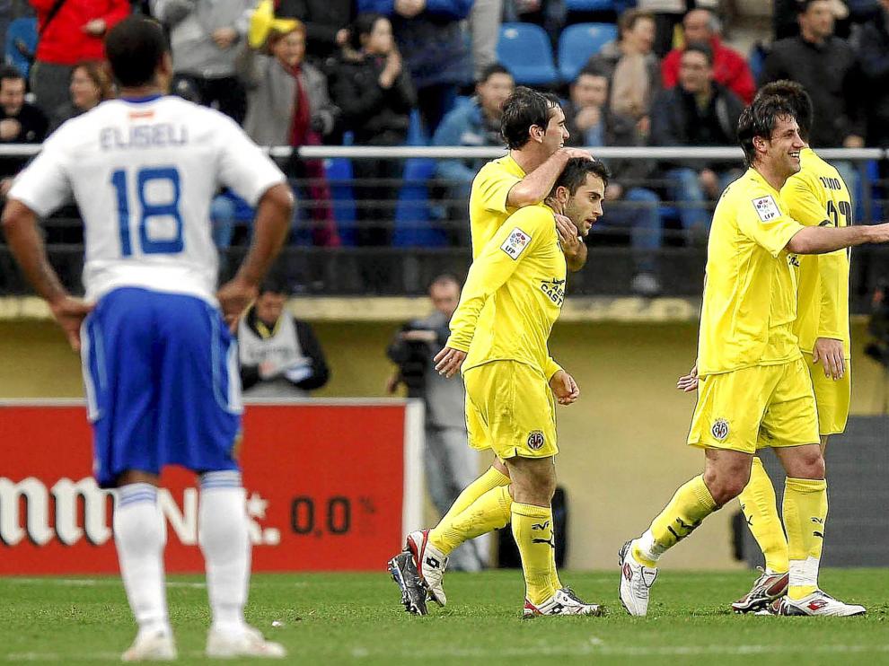 Eliseu, con los brazos en jarra, observa la celebración de uno de los goles del Villarreal
