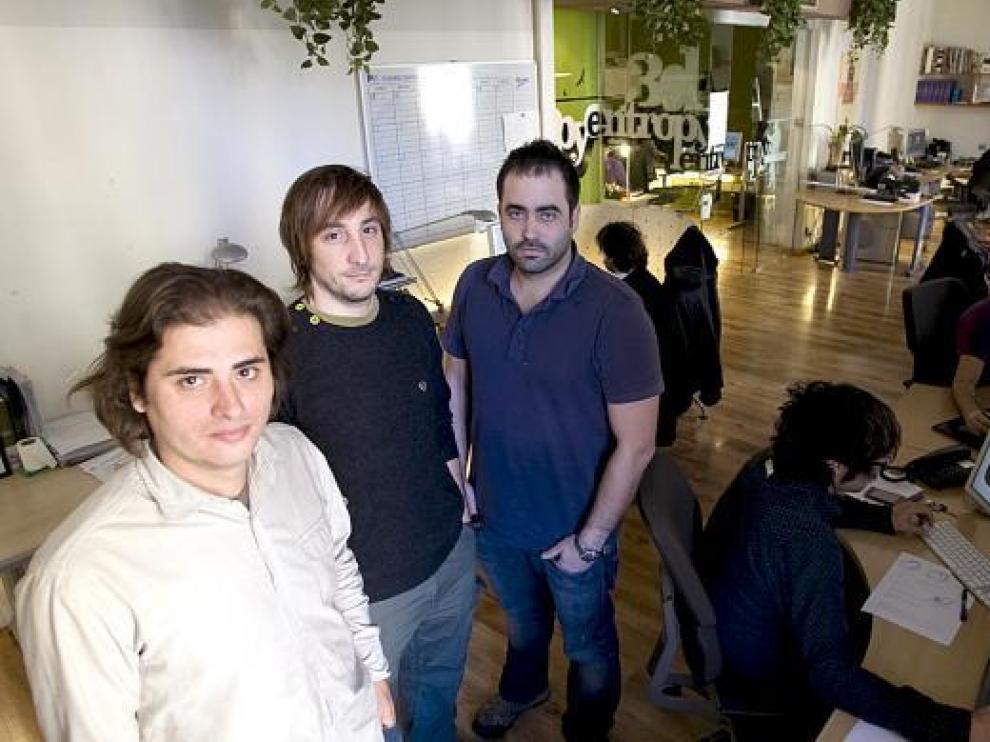 De izquierda a derecha, Iñaki Lacosta, Jordi Costa y Jaime Cebrián, en la sede de Entropy.