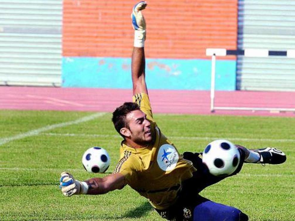 Estirada de Roberto en un entrenamiento de la selección española sub 21.