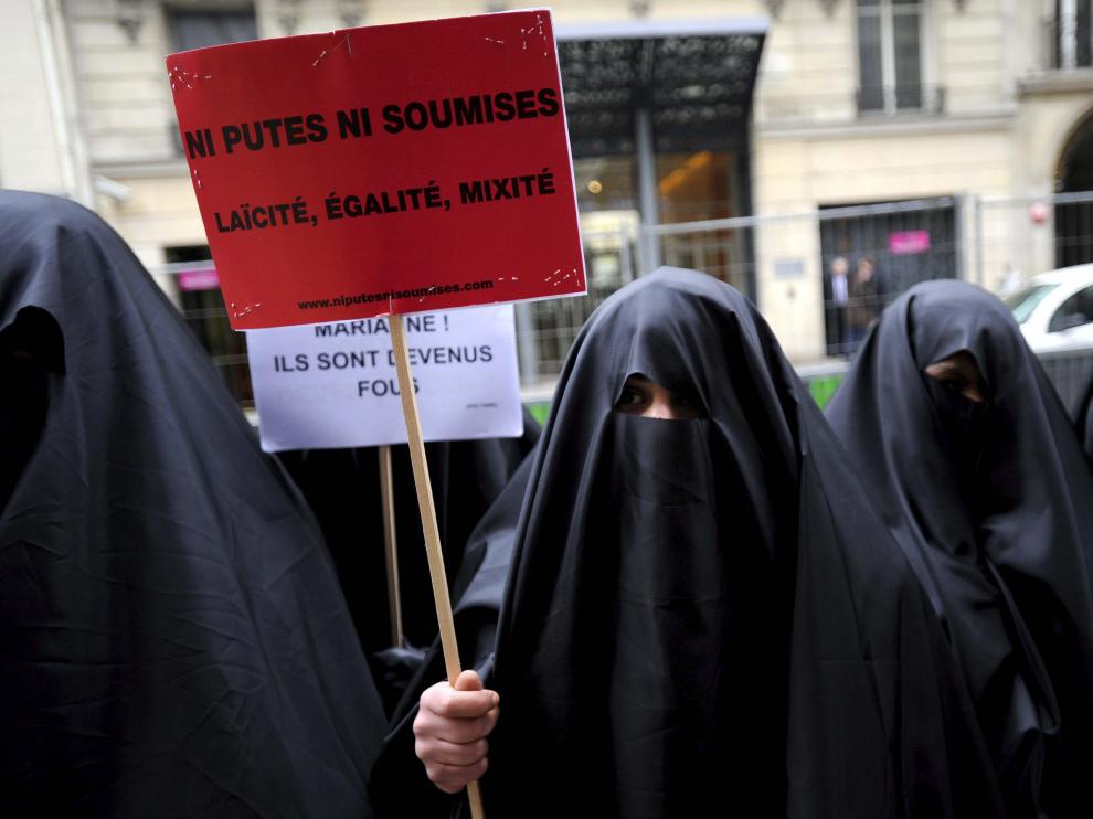 Protesta contra el burka en las calles de París